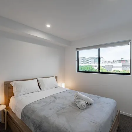 Hidden 2br1ba Apt W Parking Walk To Westfield Apartment *