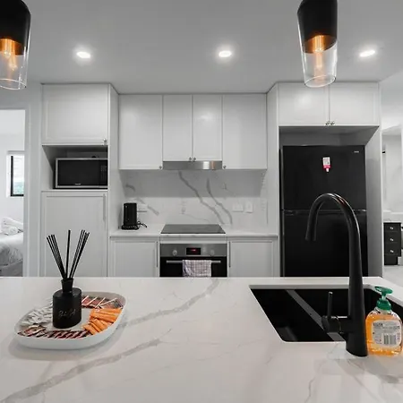 Hidden 2br1ba Apt W Parking Walk To Westfield Apartment *