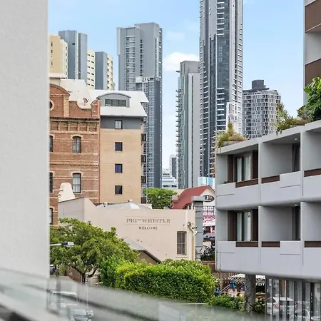& Stylish! 1bed/1bath/1car ~ 5 Mins To Cbd *