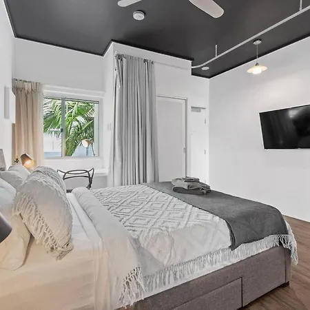 Apartment & Stylish! 1bed/1bath/1car ~ 5 Mins To Cbd *