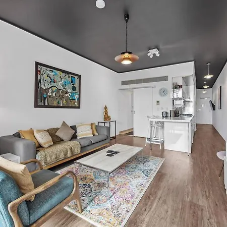 & Stylish! 1bed/1bath/1car ~ 5 Mins To Cbd Apartment