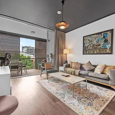 & Stylish! 1bed/1bath/1car ~ 5 Mins To Cbd Apartment *