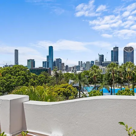 Luxury 2-bed Penthouse With Private Rooftop Apartment *