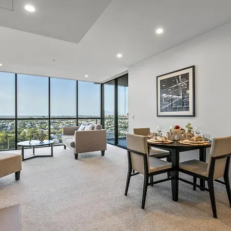 Stunning Cityview 1br Apt, 1 Min To Train Apartment