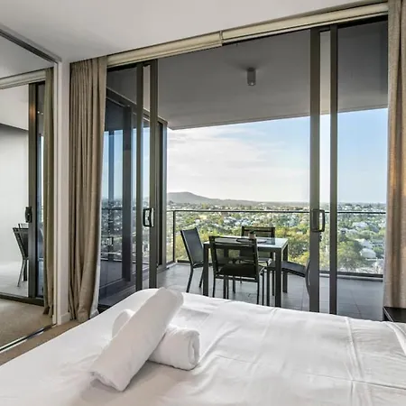 Stunning Cityview 1br Apt, 1 Min To Train