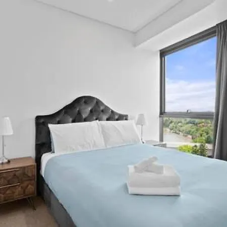 Stunning Water View 11th Floor 2br Apt Freeparking *