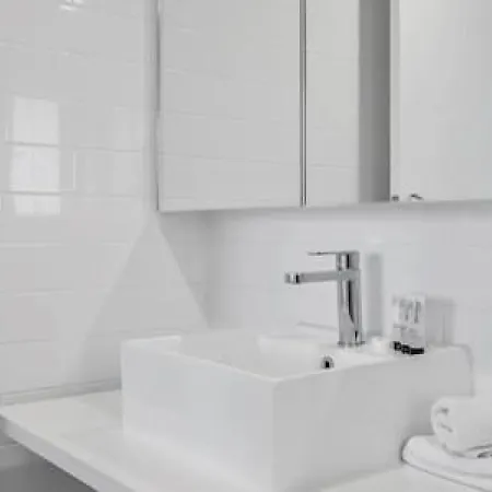 Holiday home 54q Abnb-style Opposite Lush Park Playground, Portside 2br Fpkg *