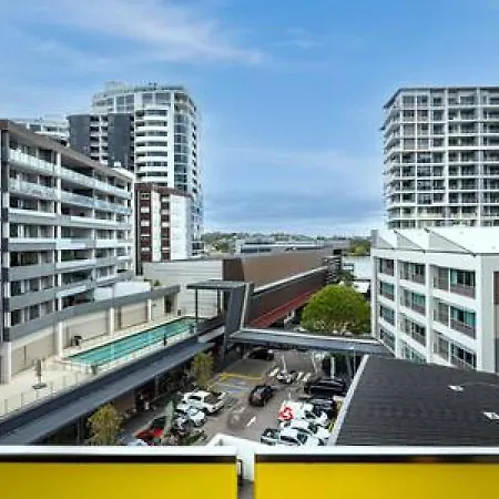 54q Abnb-style Opposite Lush Park Playground, Portside 2br Fpkg Holiday home *