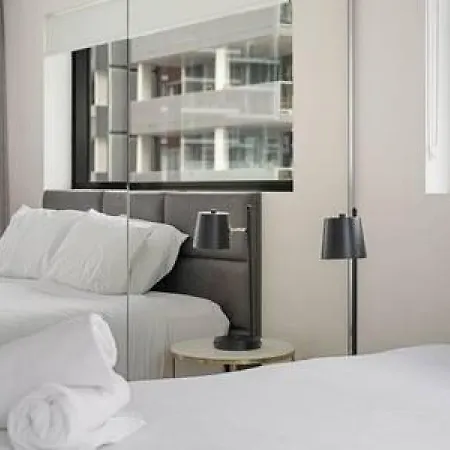 Holiday home 54q Abnb-style Opposite Lush Park Playground, Portside 2br Fpkg