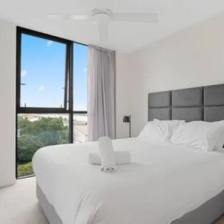 54q Abnb-style Opposite Lush Park Playground, Portside 2br Fpkg