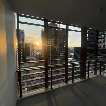 Views And Vibes - Free Parking - Great Location - Outdoor Pool! Brisbane