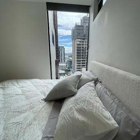 Apartment Views And Vibes - Free Parking - Great Location - Outdoor Pool! Brisbane