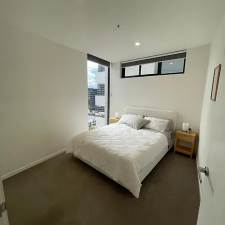 Apartment Views And Vibes - Free Parking - Great Location - Outdoor Pool!