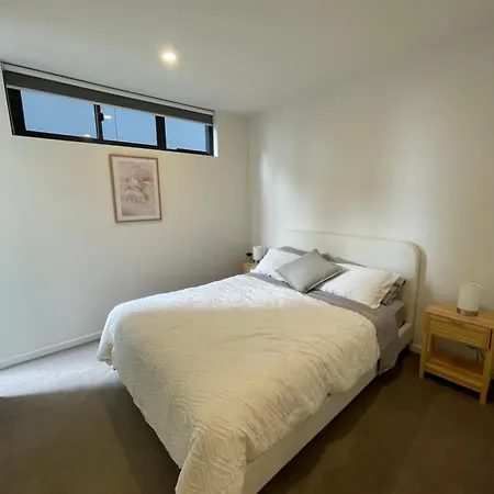 Views And Vibes - Free Parking - Great Location - Outdoor Pool! Apartment