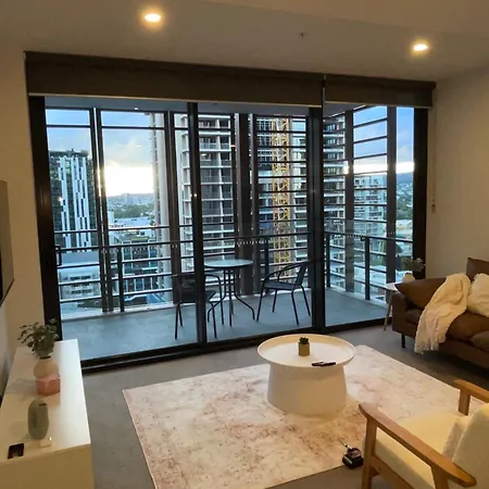 Views And Vibes - Free Parking - Great Location - Outdoor Pool! Apartment *