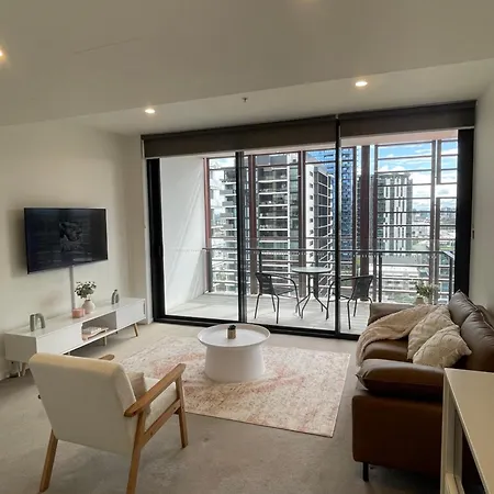 Apartment Views And Vibes - Free Parking - Great Location - Outdoor Pool! Brisbane