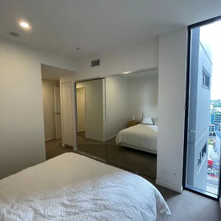 Views And Vibes - Free Parking - Great Location - Outdoor Pool! * Brisbane