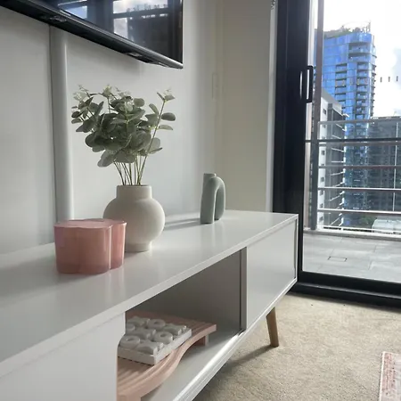 Views And Vibes - Free Parking - Great Location - Outdoor Pool! Apartment Brisbane