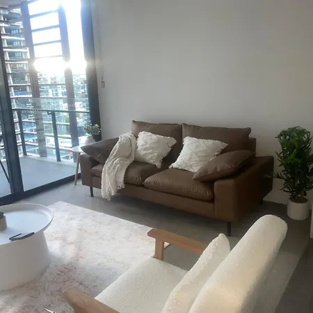 Views And Vibes - Free Parking - Great Location - Outdoor Pool! Apartment