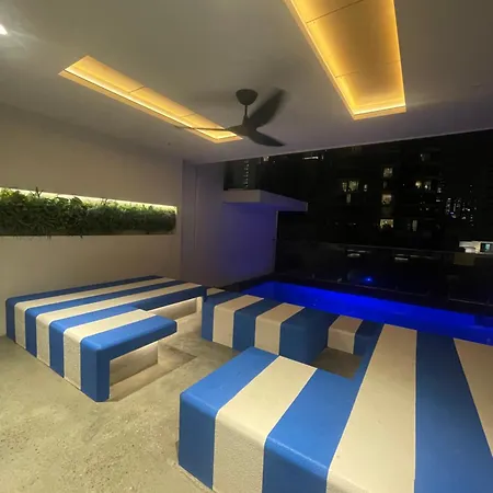 Apartment Views And Vibes - Free Parking - Great Location - Outdoor Pool! *