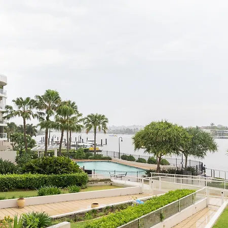 Riverside Retreat! Beautiful Water Views! - New Farm Apartment