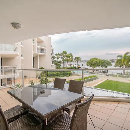 Riverside Retreat! Beautiful Water Views! - New Farm