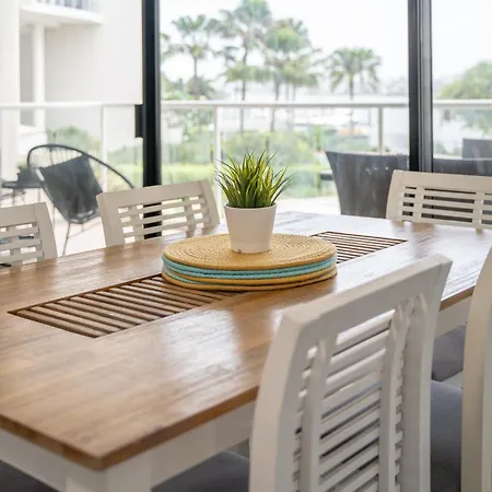 Riverside Retreat! Beautiful Water Views! - New Farm *