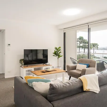 Riverside Retreat! Beautiful Water Views! - New Farm Apartment *