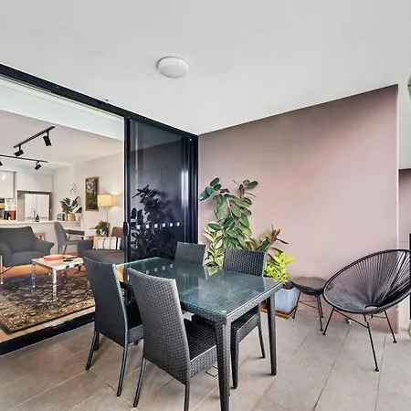 South Bank Living! ~ 1bed, 1bath, 1car, Balcony *