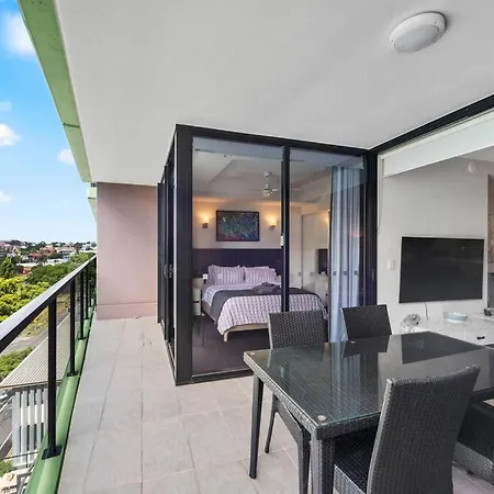 South Bank Living! ~ 1bed, 1bath, 1car, Balcony Apartment