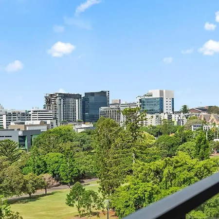 Apartment South Bank Living! ~ 1bed, 1bath, 1car, Balcony *