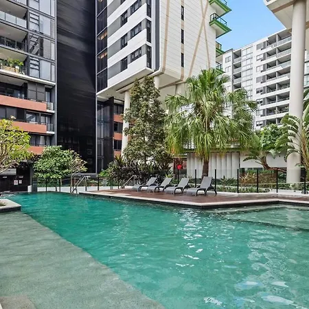 South Bank Living! ~ 1bed, 1bath, 1car, Balcony *