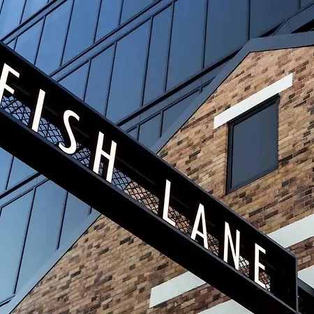 South Bank Living! ~ 1bed, 1bath, 1car, Balcony Apartment *