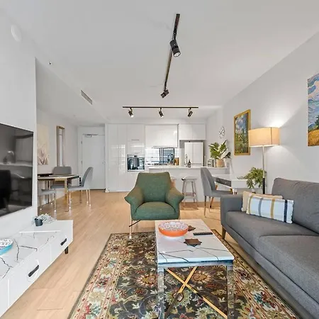 Apartment South Bank Living! ~ 1bed, 1bath, 1car, Balcony