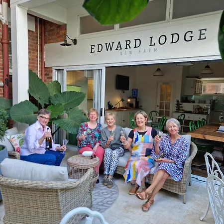 Edward New Fam Bed & Breakfast