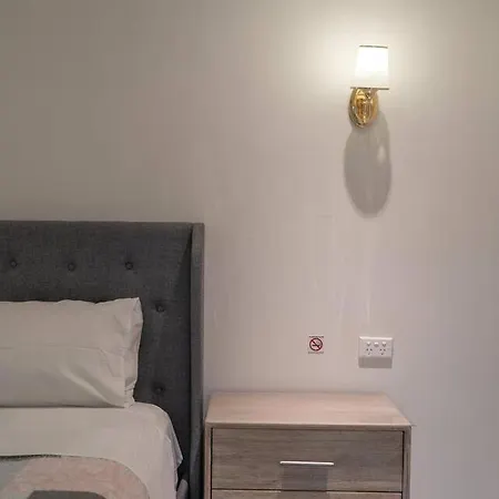 Apartment Luxury Living 2 Bedrooms 4 Beds 2b Athrooms In Southern Brisbane+ Parking