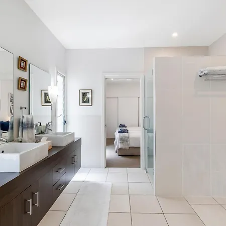 On Esplanade Own Flat & Pool, 2 Kms To Manly Cafe Precinct * Brisbane