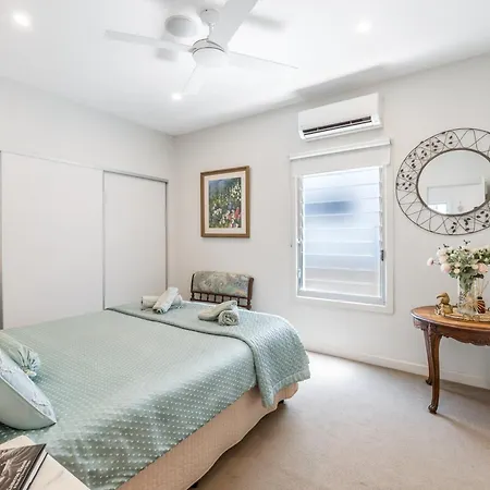 On Esplanade Own Flat & Pool, 2 Kms To Manly Cafe Precinct