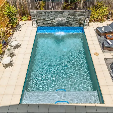 On Esplanade Own Flat & Pool, 2 Kms To Manly Cafe Precinct *