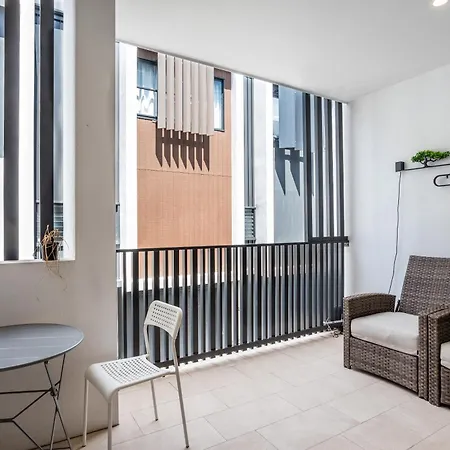 Westend 3 Bedroom Split Level Townhouse Next To River