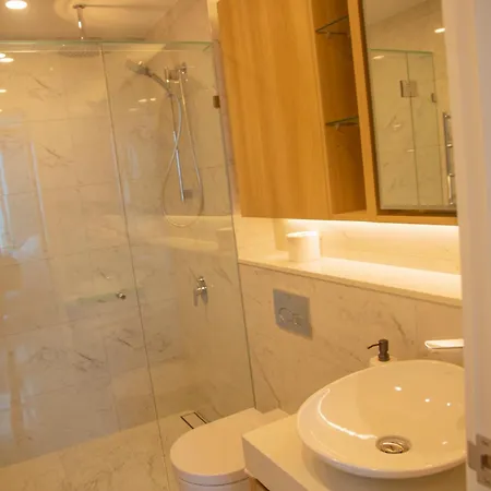 Apartment 2 Bed 2 Bath In Cbd With Car Park