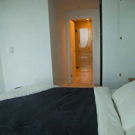 Apartment 2 Bed 2 Bath In Cbd With Car Park