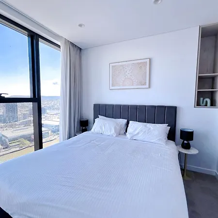 Riverfront Panorama With 2 Kings, Fireworks & Parking Apartment *