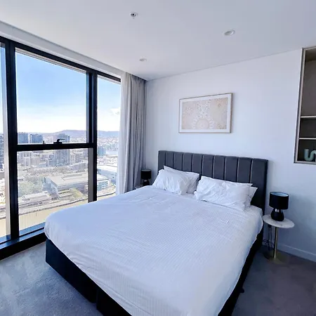 Riverfront Panorama With 2 Kings, Fireworks & Parking Apartment Brisbane