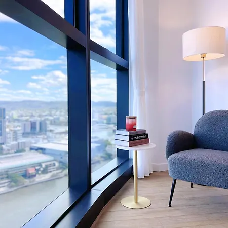 Riverfront Panorama With 2 Kings, Fireworks & Parking Apartment *