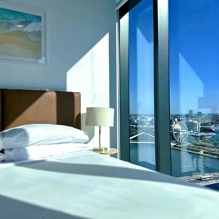 Riverfront Oasis 2bed Panoramic Riverview Apartment