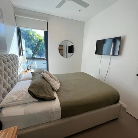 Apartment Great Located Unit/private Balcony, Pool,gym,parking
