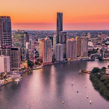 Heart Of The Valley Chic High Level 2br Apartment Brisbane