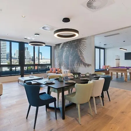 Explore Bne From Our Cute 1-bed In South Apartment