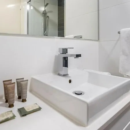Apartment Radiant With Rooftop Entertaining Area *